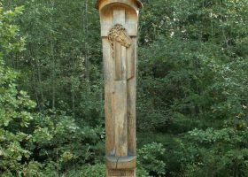 Sculptural roofed pillar