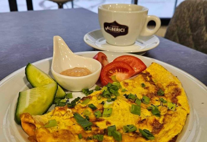 „TikToko Bistro“ – gardas pusdienas un salds kafijas pārtraukums